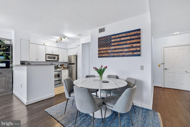 Photo - 555 Massachusetts Ave NW Unidad 1313