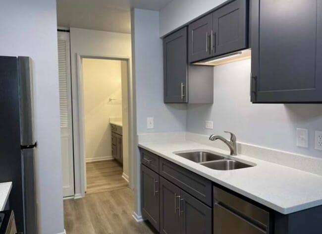 Building Photo - 1500 Robin Cir Unit 308