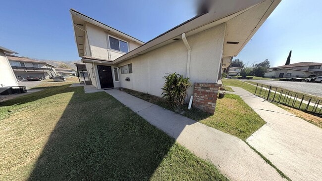 Building Photo - 3532 Rainbow Ln