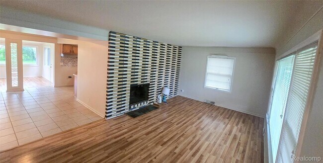 Photo - 28291 Pierce St