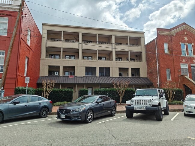 Building Photo - Large 2 bedroom one level condo on first f... Unit 13
