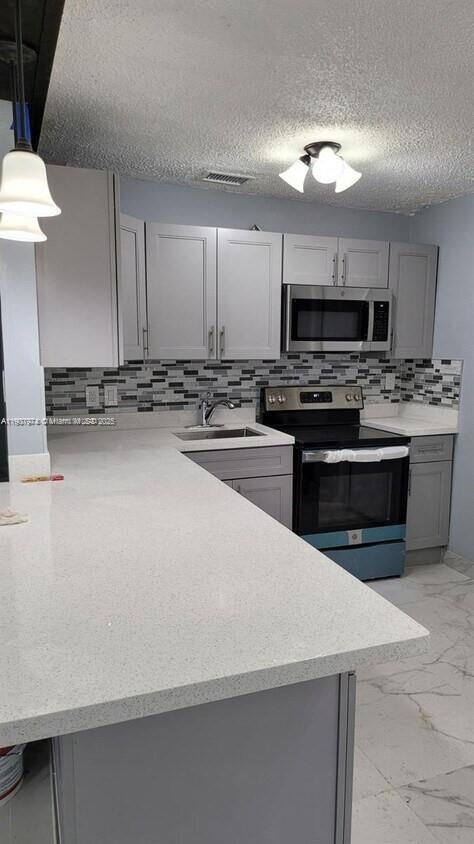 Photo - 935 W 5th St