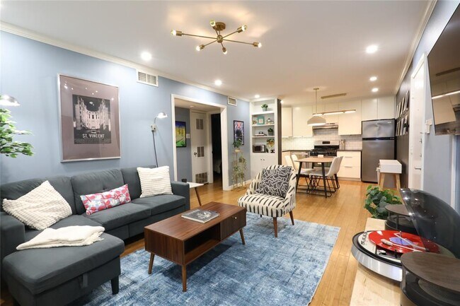 Building Photo - 1304 Summit St Unit 209