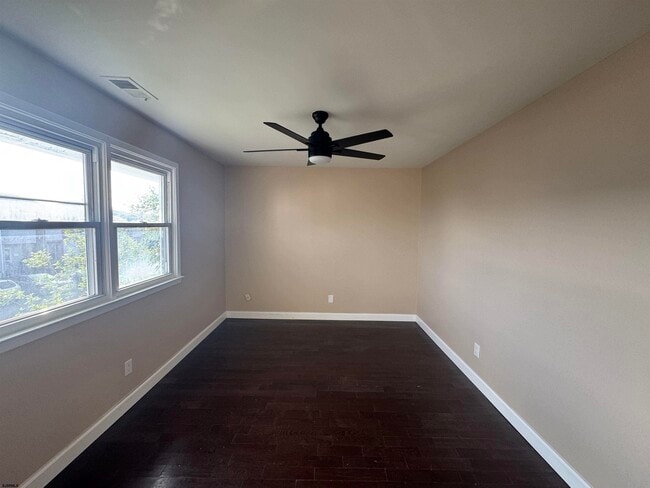 Photo - 352 Hampshire Dr