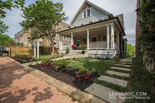Photo - 1821 Newton St NW Apartamento Unidad #4