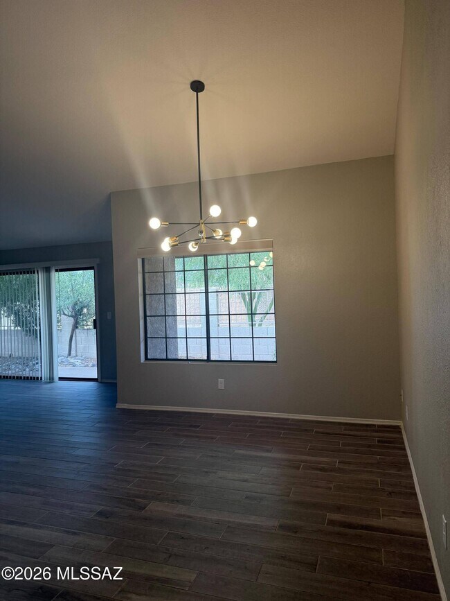 Photo - 321 E Fieldcrest Ln
