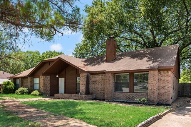 Building Photo - 208 E Denton Dr