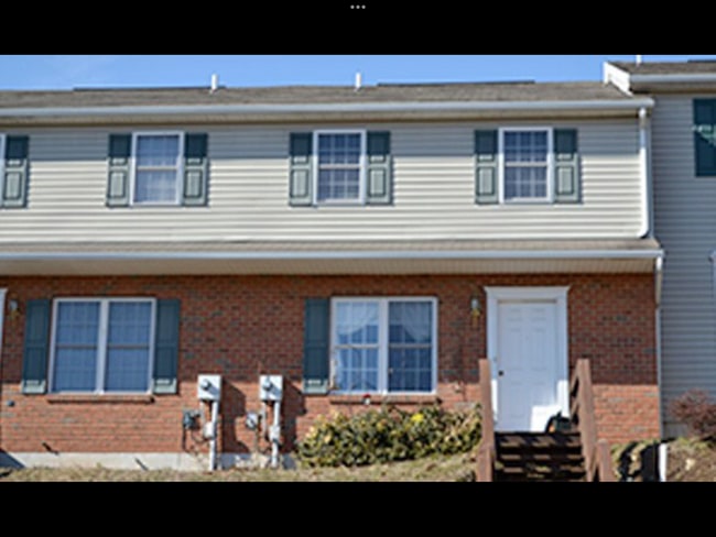Building Photo - Beautiful townhome in Exeter Schools