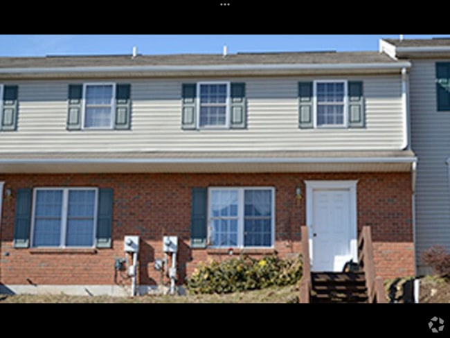Building Photo - Beautiful townhome in Exeter Schools