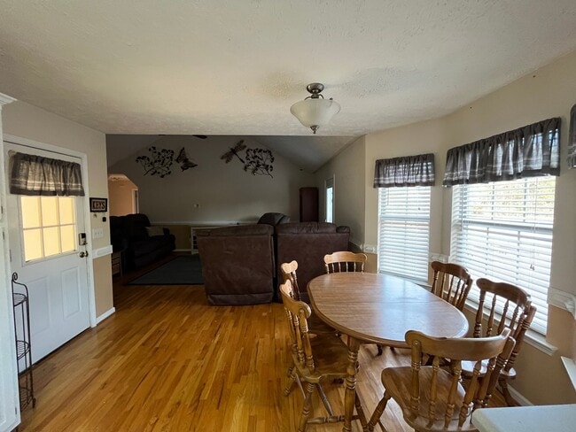 Photo - 3 Bedroom, 2 Bathroom - Home in Calhoun!