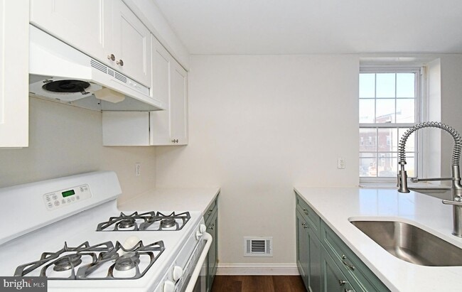 Photo - 1554 N Lawrence St