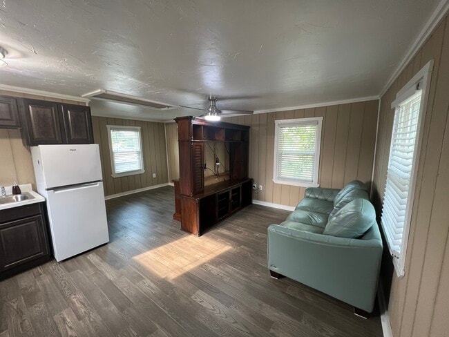 Building Photo - 2210 Broadway St Unit Garage apartment