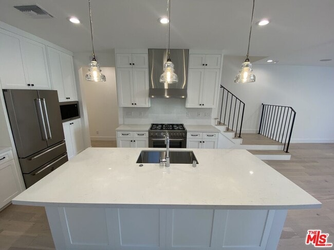 Photo - 1651 S Hayworth Ave