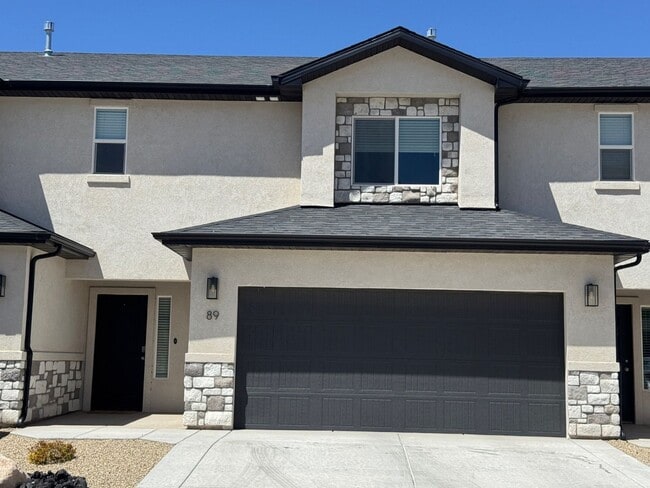 Building Photo - Townhome in Shadow Cove