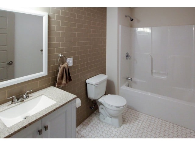 Baños con encimeras de piedra natural - Homeroom Lofts