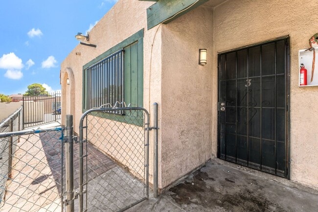 Building Photo - 5309 W Cheyenne Ave Unit Cheyenne Ave #3 - 5309