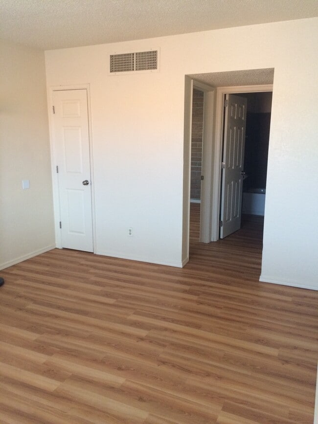 Photo - 923 N Swan Rd