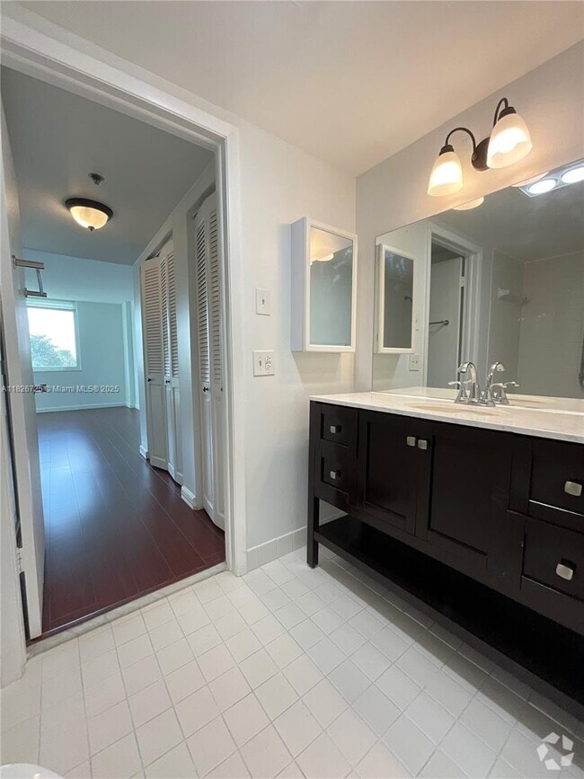 Building Photo - 919 Hillcrest Dr Unit 302 Rental