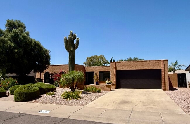 4 Bed, 2 Bath Home in the 32nd/Shea Corridor. Close to hiking, freeways, shopping and restaurants!