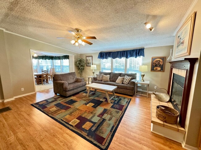 Photo - FULLY FURNISHED, ALL INCLUSIVE, LAKE ACCESS BEAUTY FOR RENT