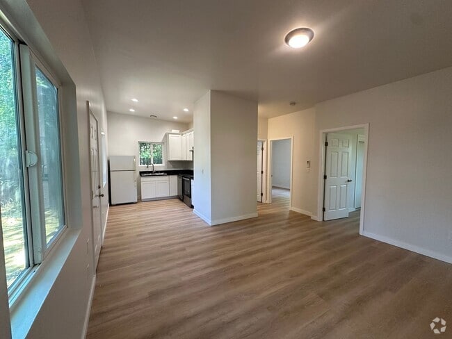 Building Photo - Beautiful, newly remodeled 2 bedroom 1 bat... Rental