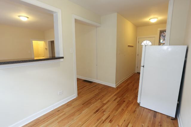 Photo - 627.5 W Barry Ave Unit S2