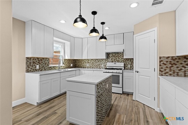 Photo - 209 W Victory Ave