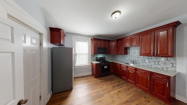 Photo - 706 E 43rd St