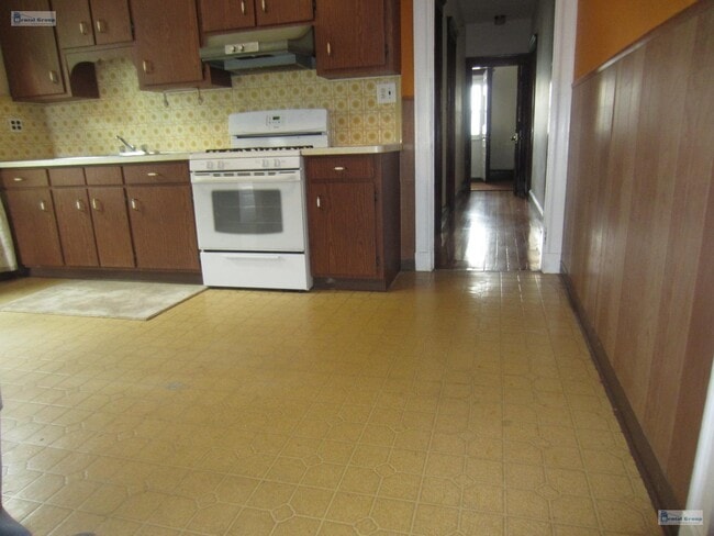 Building Photo - 129 Warren St Unit 2 Rental