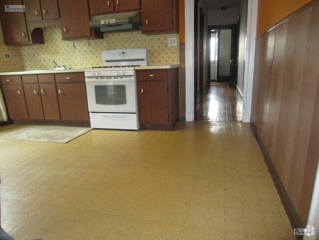 Building Photo - 129 Warren St Unit 2 Rental