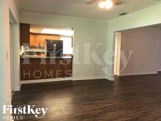 Photo - 833 Weeburn St