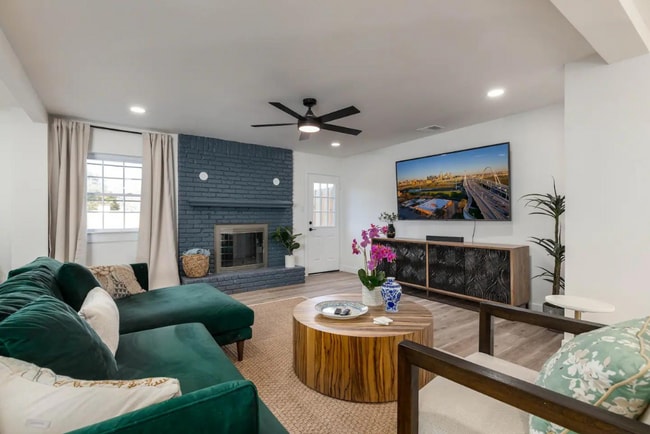 306 W Lookout Dr