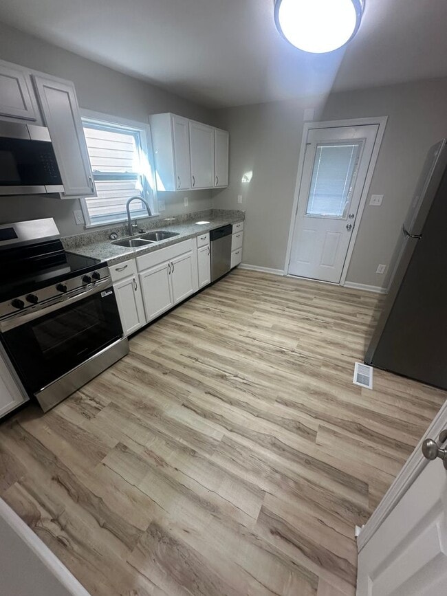 Photo - CHARMING, 1 BEDROOM LOWER LEVEL DUPLEX AVAILABLE NOW!