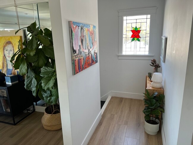 Foyer - 912 Sanborn Ave Unit 912