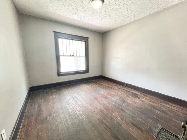 Photo - 2335 W Lee St