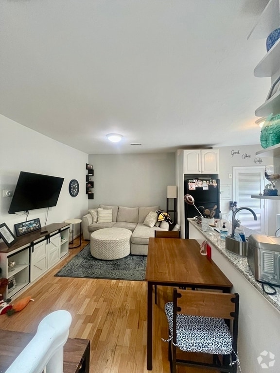 Building Photo - 166 W Sixth St Unit 3 Rental