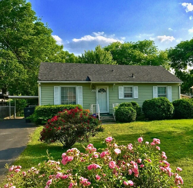 Building Photo - Quaint Charlotte Park Home