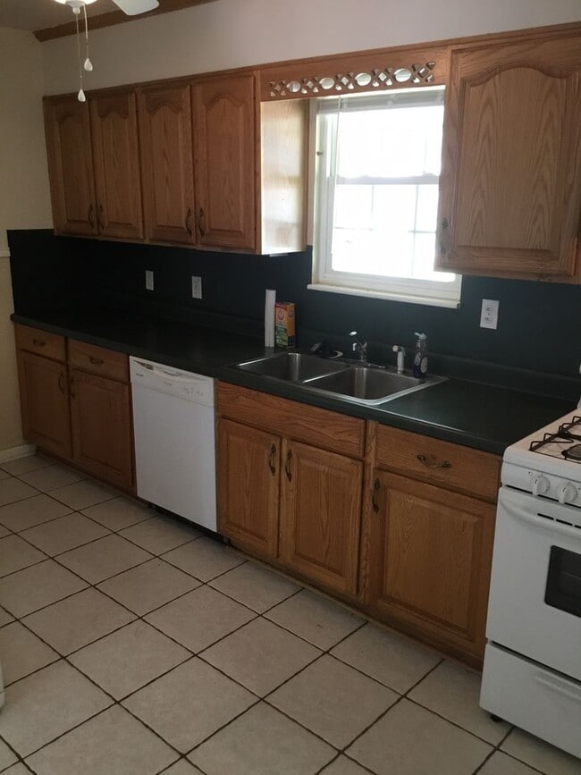 Photo - ADORABLE ANDERSON ISLAND. 2/1 NICE PATIO. FENCED YARD.