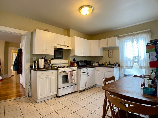 Building Photo - 271 Highland Ave Unit 2 Rental
