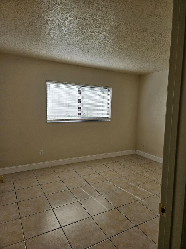 Photo - 1 BEDROOM 1 BATH NEWLY RENOVATED CONDO Unidad 102
