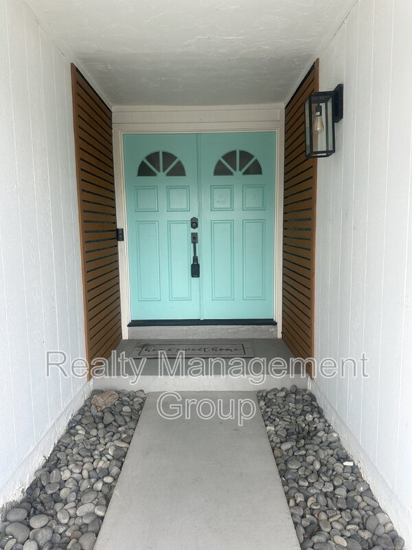 744 Saugerties Ave