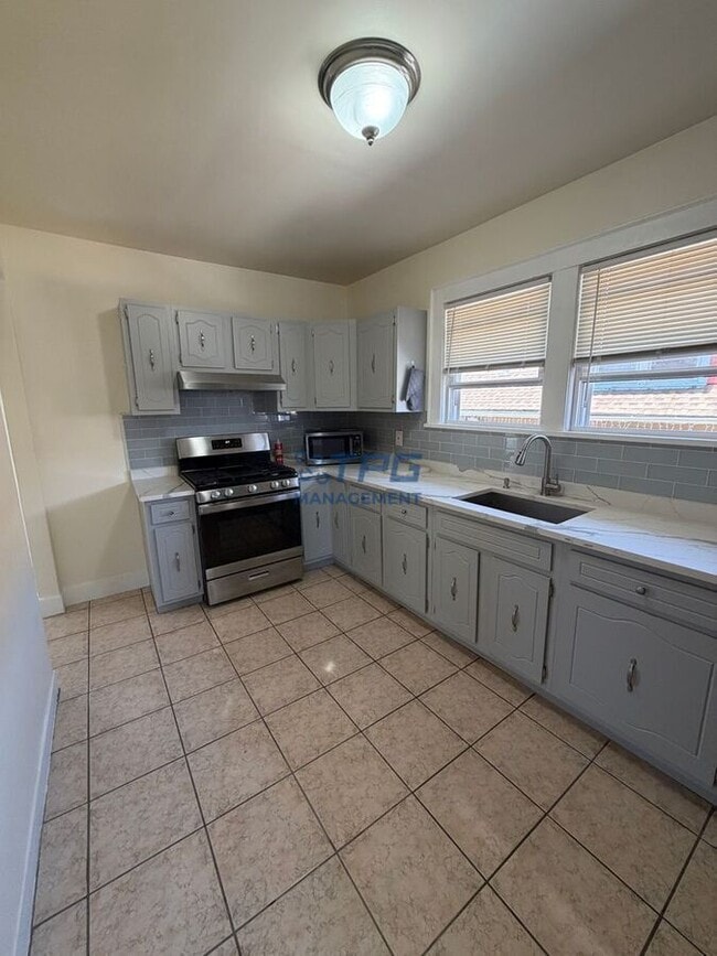 Building Photo - 318 E 19th St Unit Floor 2