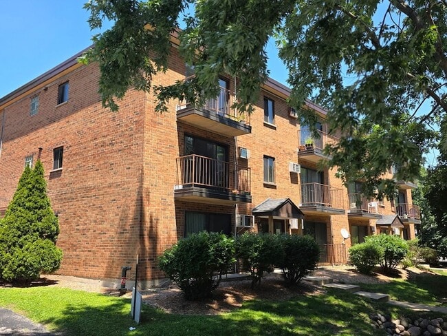 Building Photo - 724 Warren Ave Unit 101