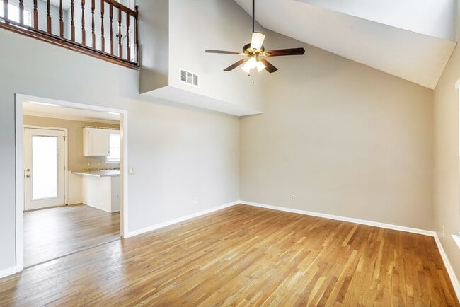 Photo - 300 Vernon Traylor Dr