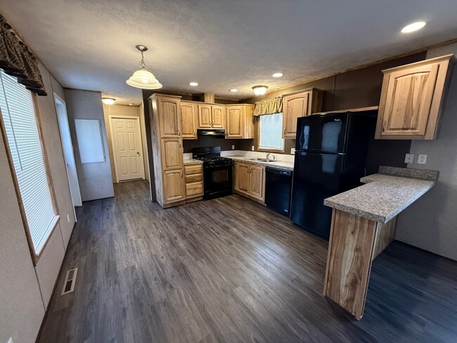 Building Photo - 13 Main St