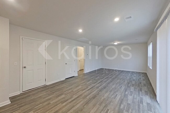 Photo - 2513 Island Dr SE