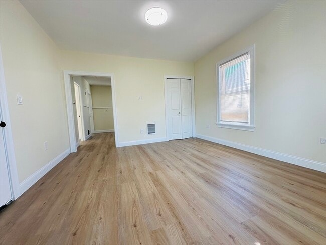 Building Photo - 32 Silver St Unit 2 Rental