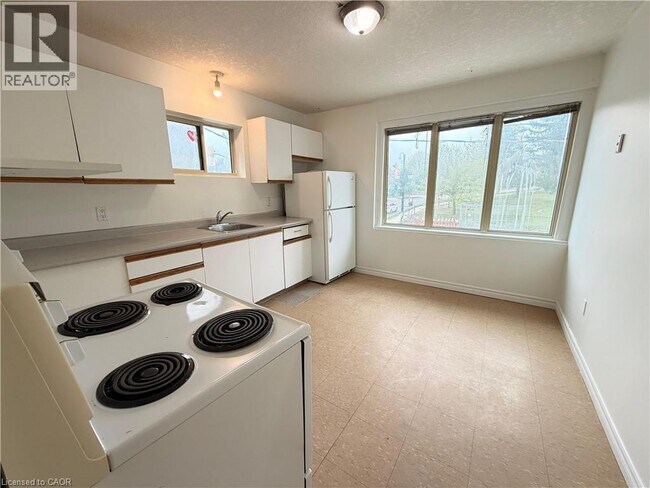 Photo - 124 King St N Unit 5B