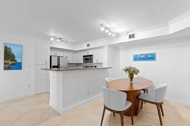 Dining area adjacent to kitchen - 1801 N Flagler Dr Unit 303