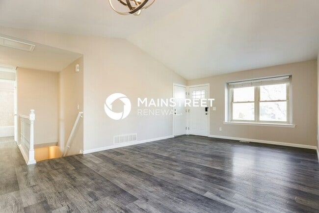 Photo - 3 Bedroom Pet-Friendly Home in Aurora, CO with Main Street Renewal